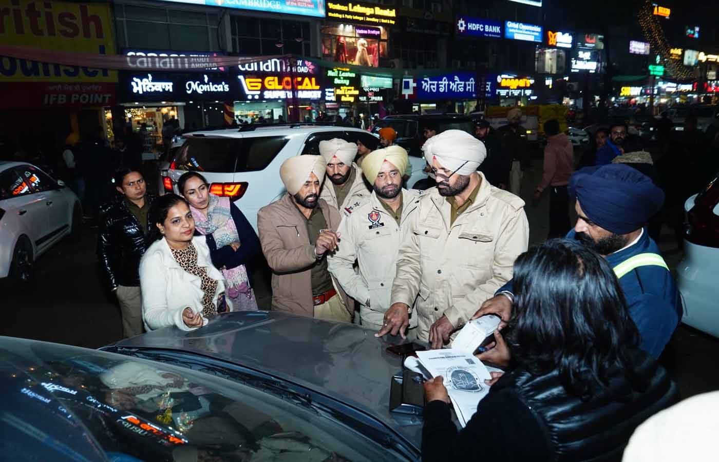 नये साल के आगमन को लेकर पुलिस हुई सख्त, नाके लगाकर किये गये चालान